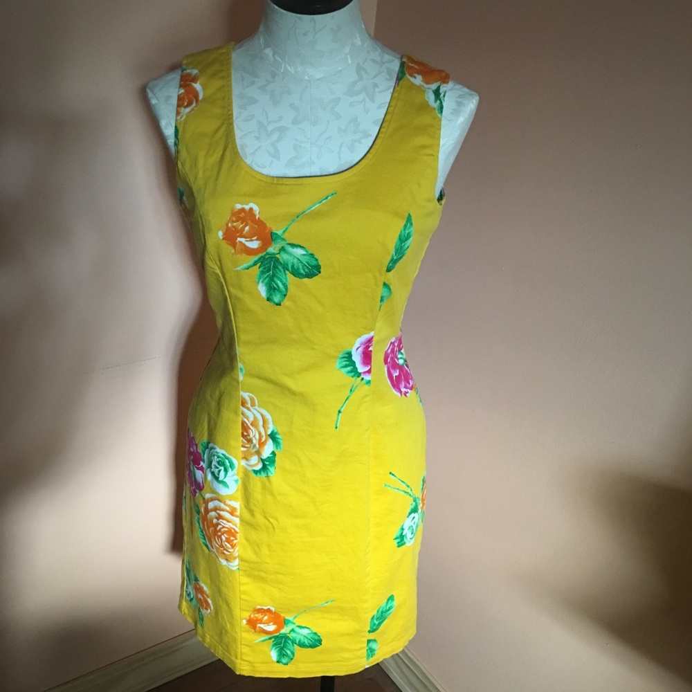 Moda Spiegel Cute yellow sheath dress with flowers